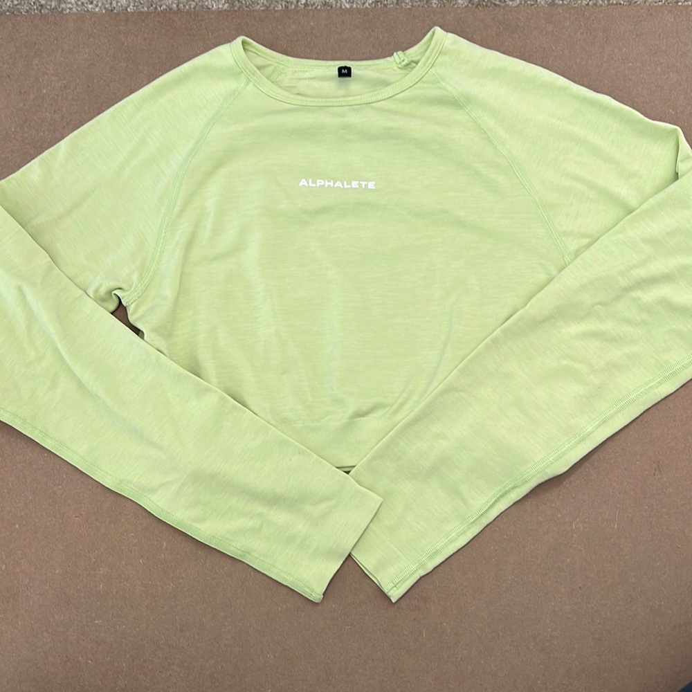 Alphalete Amplify Long Sleeve Top - Frozen Spring